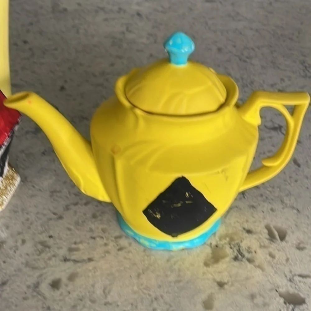 Alice in Wonderland tea pots for stage Props